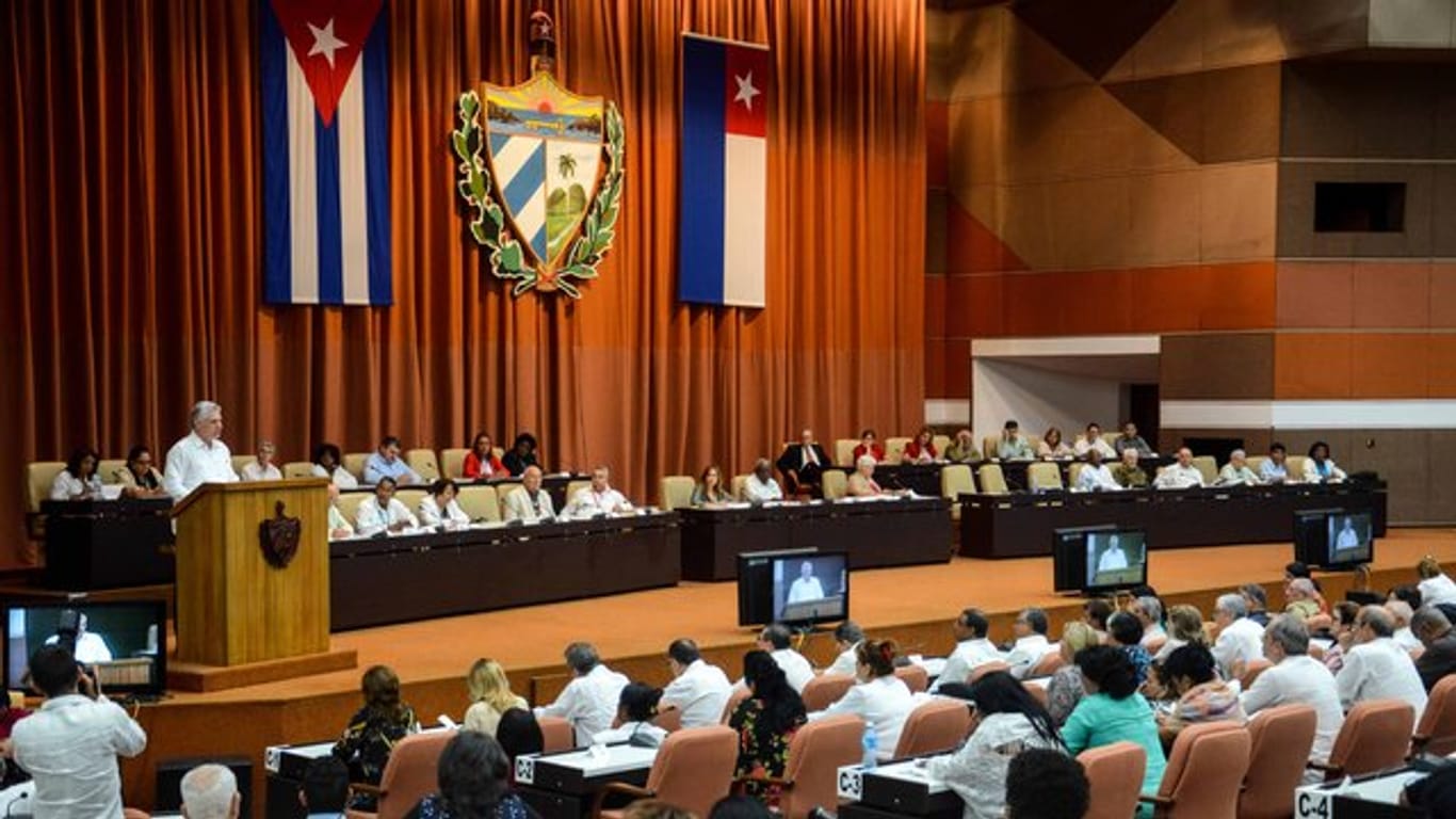 Kubas Präsident Miguel Diaz-Canel steht bei der Debatte um die Verfassungsreform im Parlament in Havanna am Rednerpult.