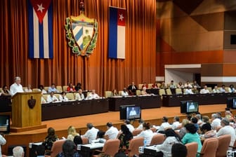 Kubas Präsident Miguel Diaz-Canel steht bei der Debatte um die Verfassungsreform im Parlament in Havanna am Rednerpult.