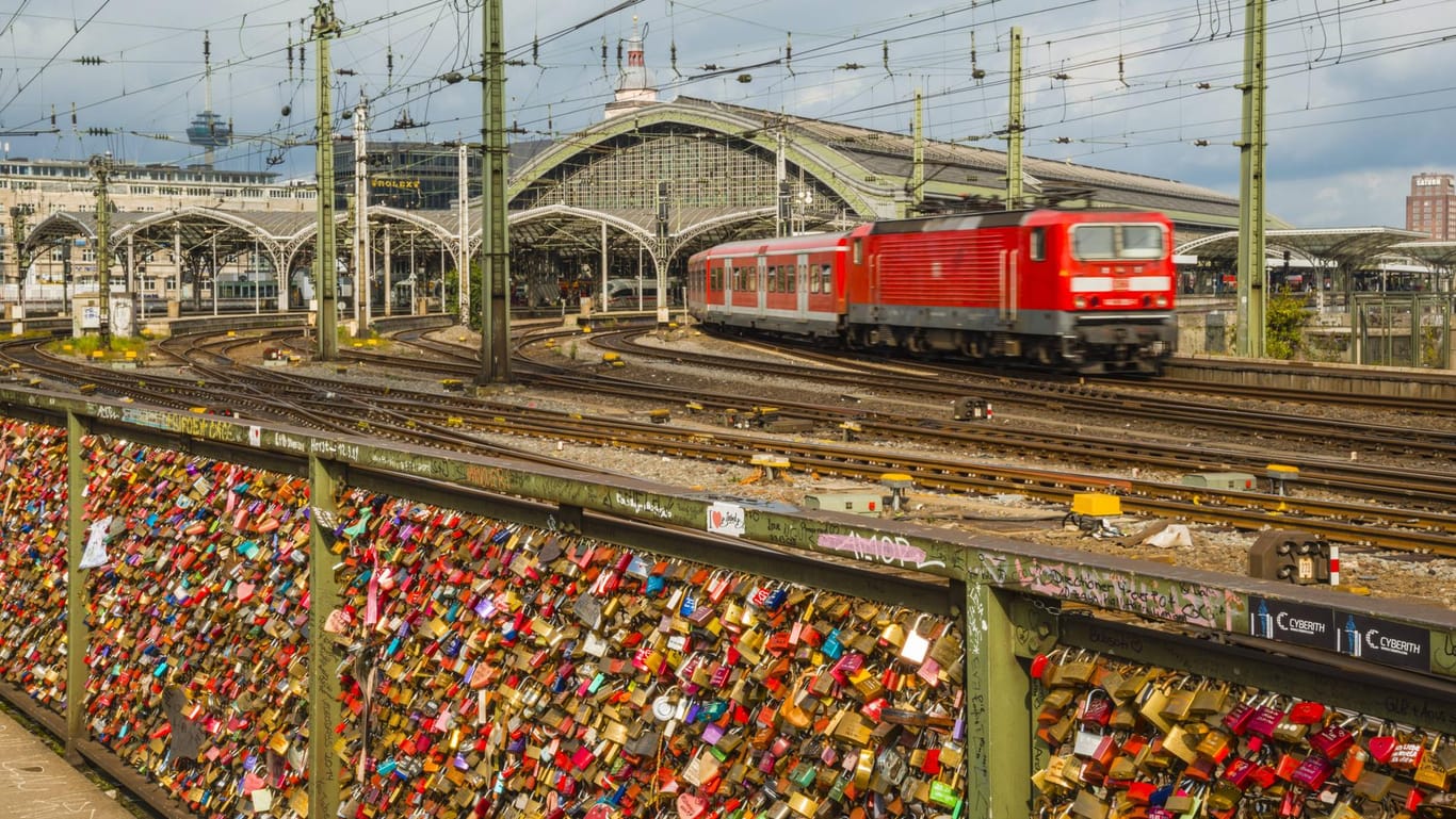Ein Zug fährt in Köln vom Hauptbahnhof auf die Hohenzollernbrücke (Symbolbild): Die junge Frau sorgte mit ihrem Spaziergang für eine Sperrung des Bahnverkehrs.