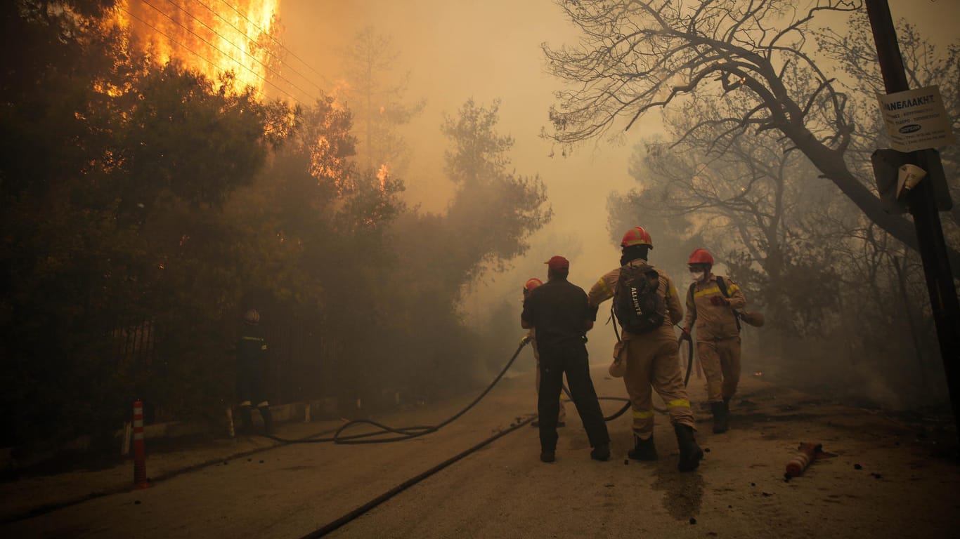 Großbrand in Griechenland: Feuerwehrleute bekämpfen einen Waldbrand in der Nähe von Athen.