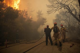 Großbrand in Griechenland: Feuerwehrleute bekämpfen einen Waldbrand in der Nähe von Athen.