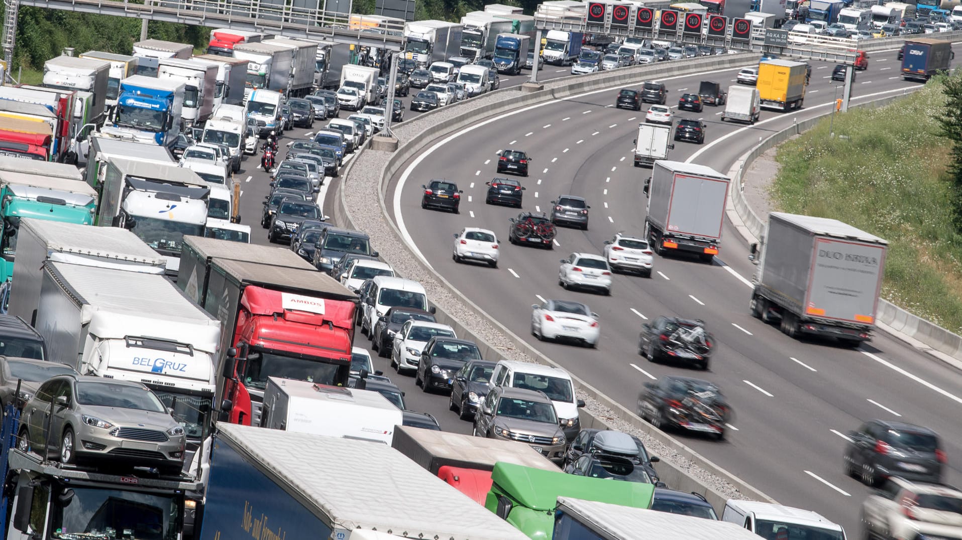 Stau auf der A 8: Am Wochenende drohen auf zahlreichen Strecken lange Staus.