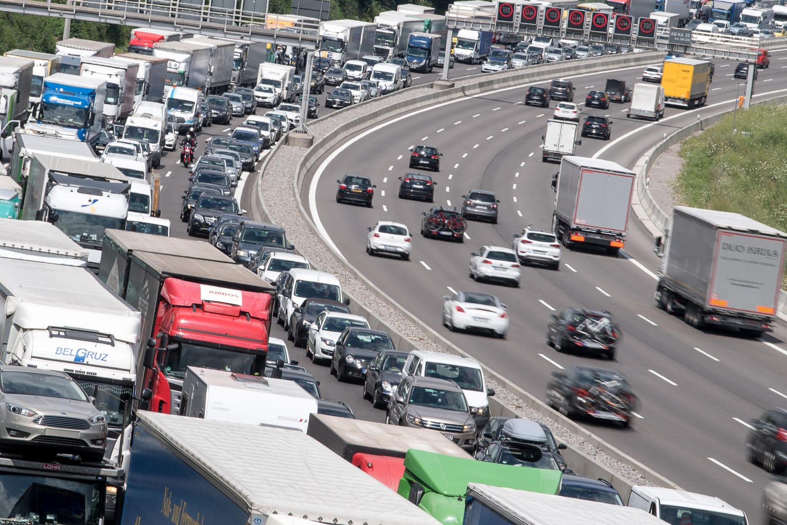 Stau auf der A 8: Am Wochenende drohen auf zahlreichen Strecken lange Staus.