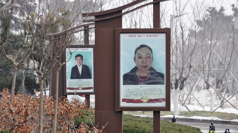In Rongcheng sind Porträts von "Modellbürgern" ausgestellt: Die Zahl der erworbenen Punkte unterscheidet gute von schlechten Bürgern und dient als persönliches Führungszeugnis.