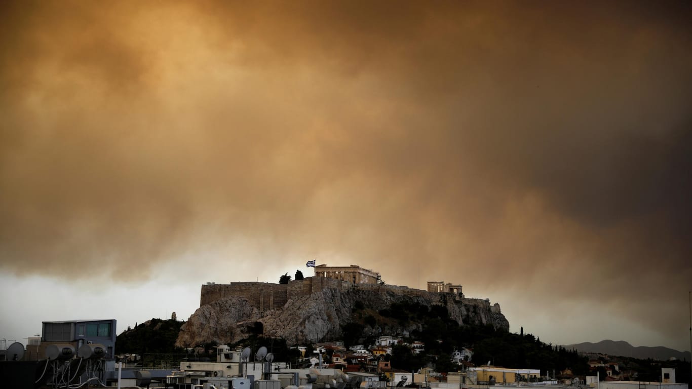 Rauchwolke über der Akropolis: Ein Brand 40 Kilometer östlich von Athen ist am Montag außer Kontrolle geraten.