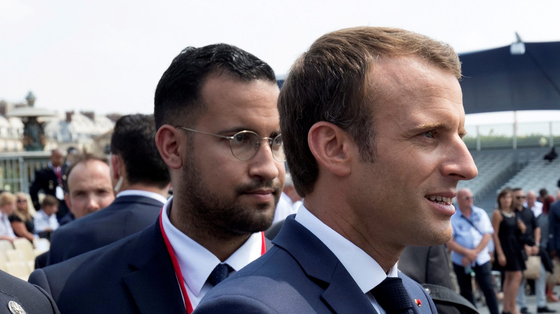 Alexandre Benalla und Emmanuel Macron am Nationalfeiertag: Benalla hat dem französischen Präsidenten stets den Rücken gestärkt. Nun läuft ein Ermittlungsverfahren gegen ihn.