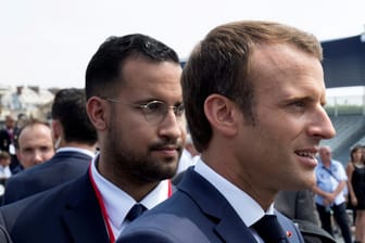 Alexandre Benalla und Emmanuel Macron am Nationalfeiertag: Benalla hat dem französischen Präsidenten stets den Rücken gestärkt. Nun läuft ein Ermittlungsverfahren gegen ihn.