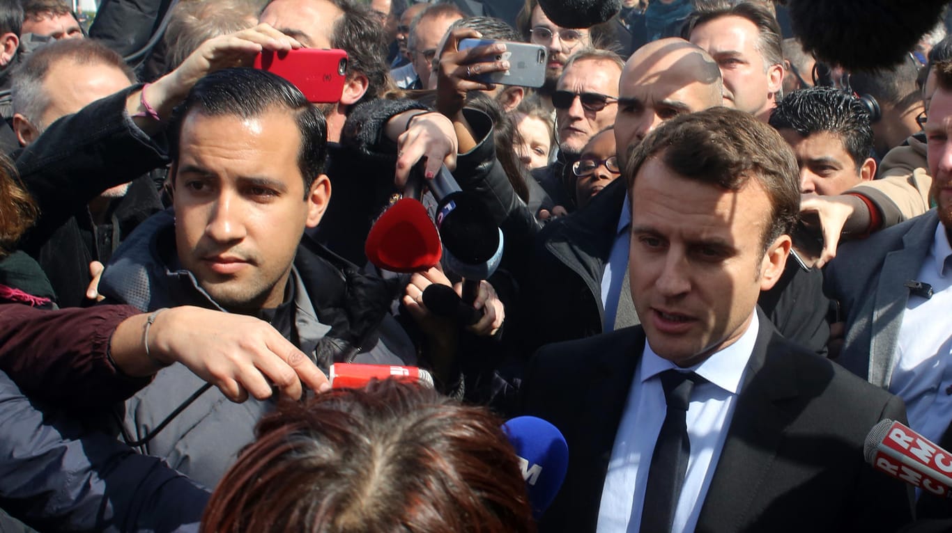Emmanuel Macron und sein Sicherheitschef belagert von Journalisten: Wegen seiner rüden Art trägt Benalla unter seinen Kollegen den Spitznamen "Rambo".