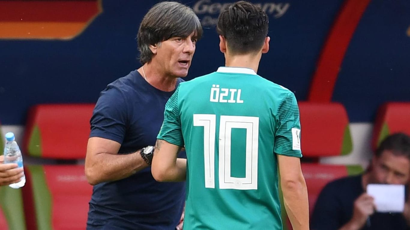 Geschichte: Gespräche zwischen Bundestrainer Löw und Özil wie hier bei der WM wird es nicht mehr geben.