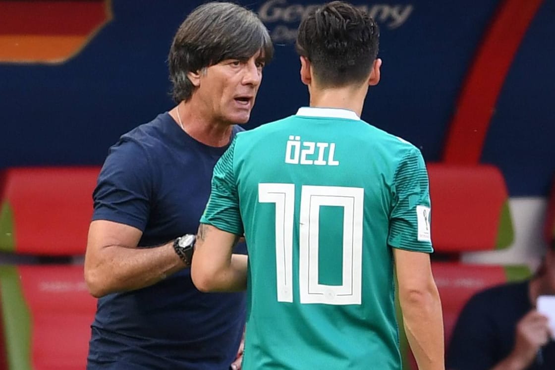 Geschichte: Gespräche zwischen Bundestrainer Löw und Özil wie hier bei der WM wird es nicht mehr geben.
