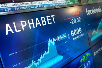 Aktienkurs von Alphabet: Der Google-Mutterkonzern musste rund fünf Milliarden Dollar (4,34 Mrd Euro) Strafe zahlen – doch das hat den Aktienkurs der Firma kaum beeinträchtigt.