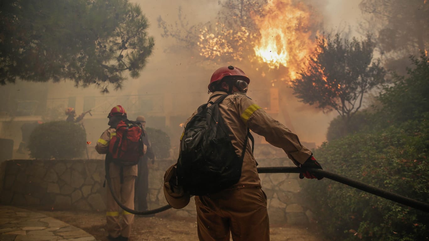 Feuerwehrleute bekämpfen einen Waldbrand in der Nähe von Athen: Bei extremer Trockenheit und starken Winden ist am Montag ein Waldbrand nahe der griechischen Ferienortschaft Kinetta, 40 Kilometer östlich von Athen, außer Kontrolle geraten.