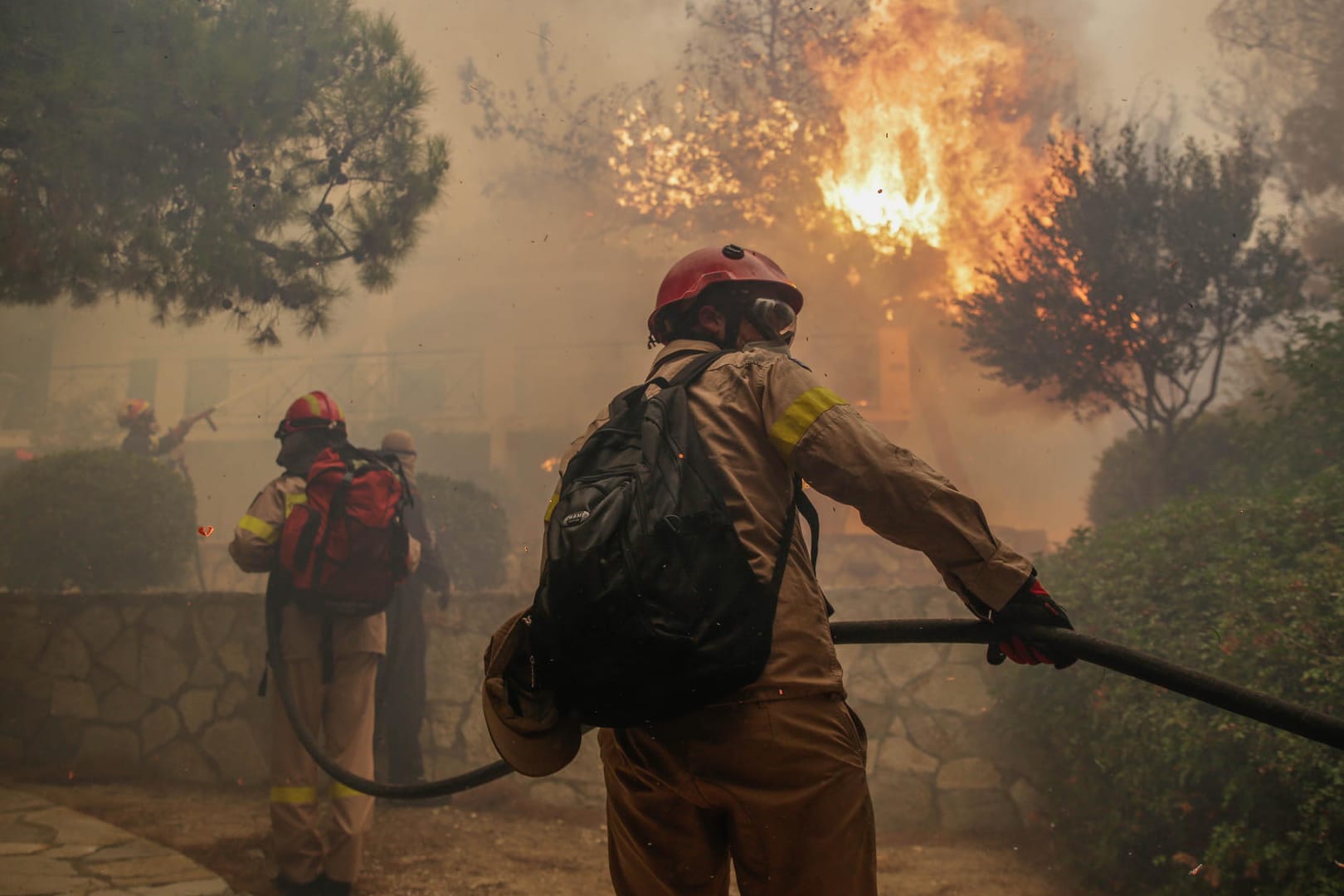 Feuerwehrleute bekämpfen einen Waldbrand in der Nähe von Athen: Bei extremer Trockenheit und starken Winden ist am Montag ein Waldbrand nahe der griechischen Ferienortschaft Kinetta, 40 Kilometer östlich von Athen, außer Kontrolle geraten.