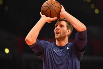 Dirk Nowitzki: Der deutsche Superstar schreibt in der NBA nun ein weiteres Kapitel Basketball-Geschichte.