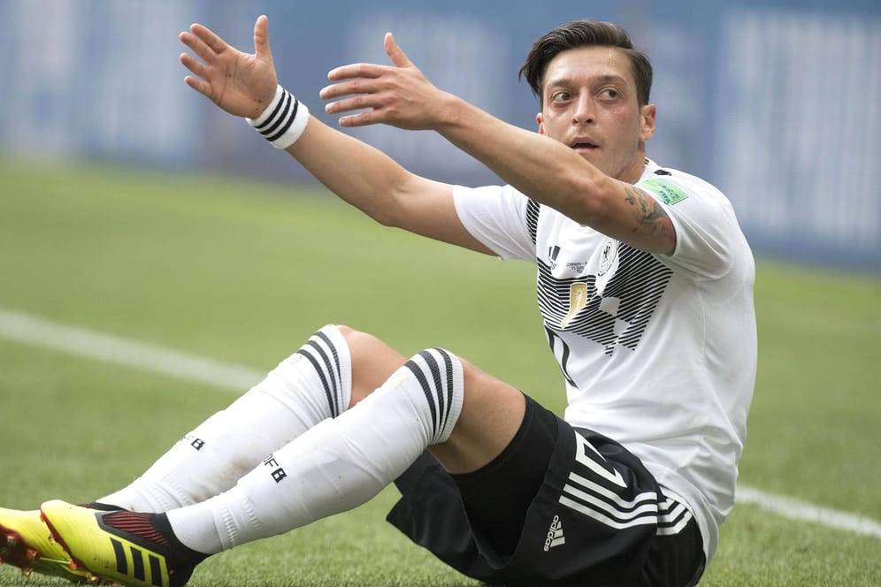 Mesut Özil: Der Mittelfeldspieler löst mit seinem Rücktritt aus dem DFB-Team eine politische Debatte aus.