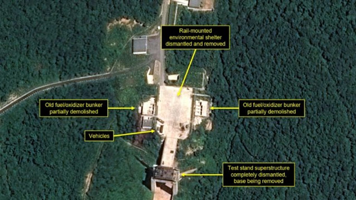 Die von der Nachrichtenseite "38 North" zur Verfügung gestellte Satellitenaufnahme zeigt den Abbau der Raketen-Startanlage Sohae.
