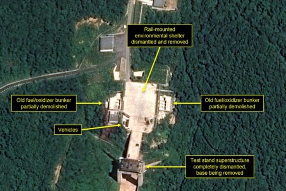 Die von der Nachrichtenseite "38 North" zur Verfügung gestellte Satellitenaufnahme zeigt den Abbau der Raketen-Startanlage Sohae.