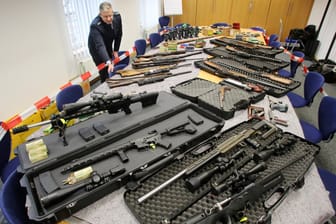 Die Polizei zeigt in Wuppertal Waffen, die bei "Reichsbürgern" sichergestellt wurden: Der Verfassungsschutz registriert einen starken Zulauf zu der Bewegung.