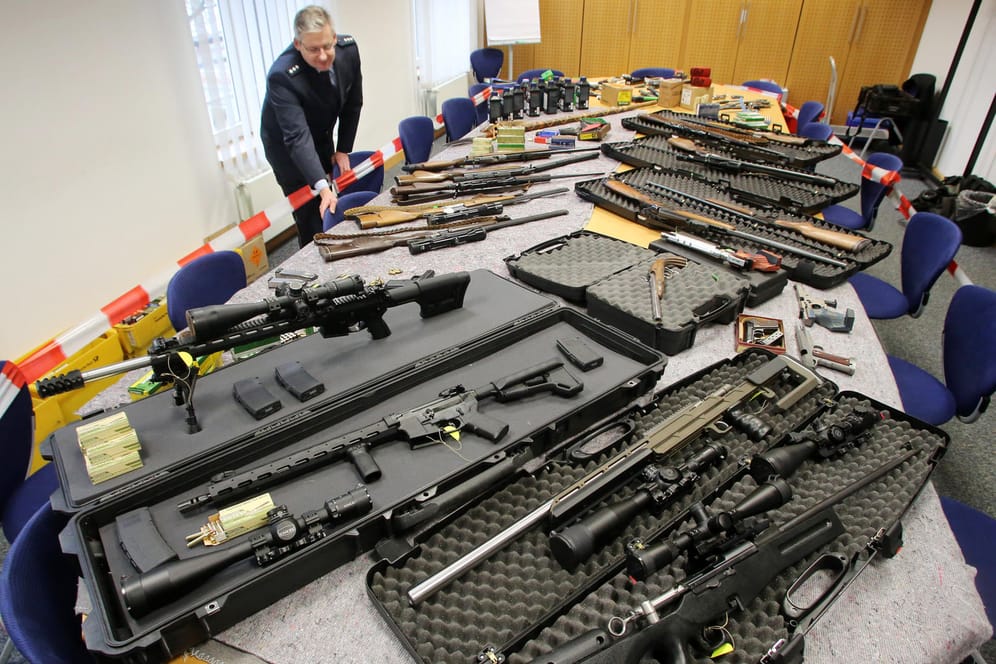 Die Polizei zeigt in Wuppertal Waffen, die bei "Reichsbürgern" sichergestellt wurden: Der Verfassungsschutz registriert einen starken Zulauf zu der Bewegung.