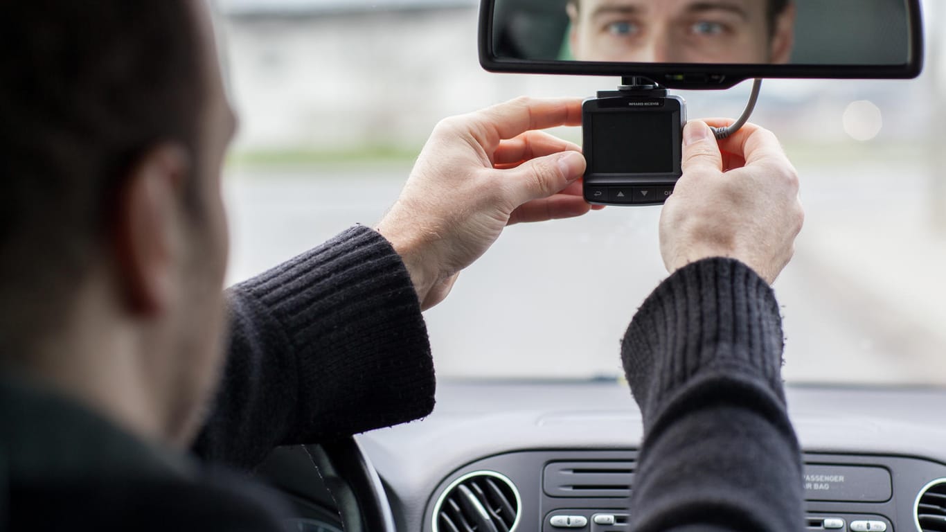 Dashcam im Auto: Gute Geräte, die auch rechtliche Anforderungen erfüllen, kosten Experten zufolge um die 100 Euro.