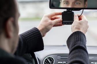 Dashcam im Auto: Gute Geräte, die auch rechtliche Anforderungen erfüllen, kosten Experten zufolge um die 100 Euro.