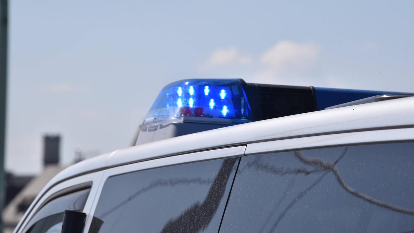 Blaulicht auf einem Polizeiauto (Symbolbild): Eine Mutter hat in Nordrhein-Westfalen ihr Kind im Auto gelassen, als sie auf einem Schützenfest war.