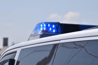 Blaulicht auf einem Polizeiauto (Symbolbild): Eine Mutter hat in Nordrhein-Westfalen ihr Kind im Auto gelassen, als sie auf einem Schützenfest war.