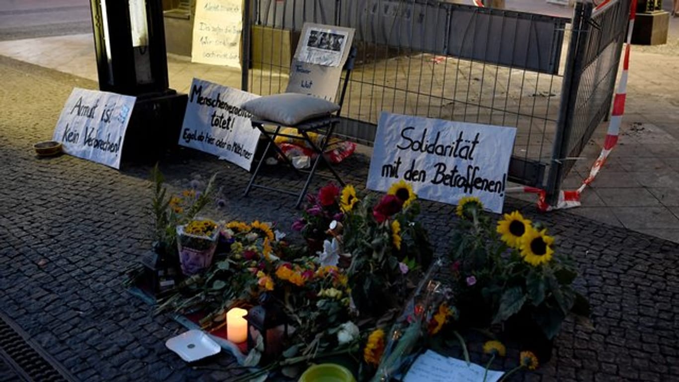Blumen und Solidaritätsbekundungen am Berliner S-Bahnhof Schöneweide: Ein Unbekannter hatte hier zwei Obdachlose und ihren Besitz mit einer Flüssigkeit übergossen und angezündet.