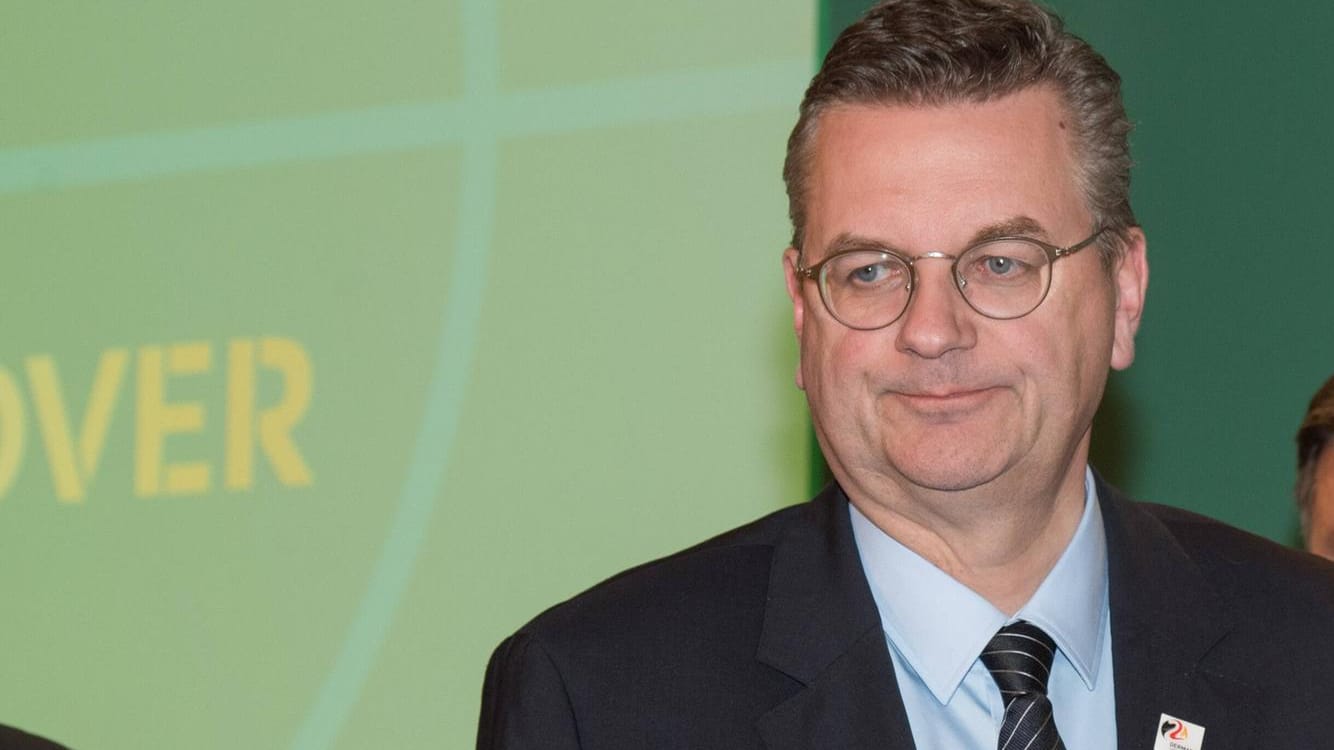 Reinhard Grindel, hier beim Handover des DFB-Pokal in Berlin. Der Druck auf ihn nimmt weiter zu. Persönlich hat er sich noch nicht zu den Anschuldigungen von Mesut Özil geäußert. Bisher gab es lediglich eine Pressemitteilung des DFB.