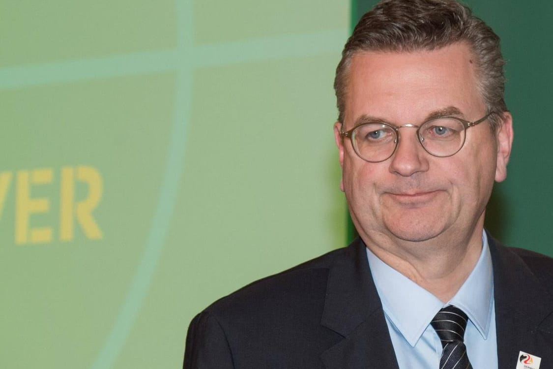 Reinhard Grindel, hier beim Handover des DFB-Pokal in Berlin. Der Druck auf ihn nimmt weiter zu. Persönlich hat er sich noch nicht zu den Anschuldigungen von Mesut Özil geäußert. Bisher gab es lediglich eine Pressemitteilung des DFB.