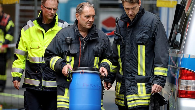 Feuerwehrmänner tragen nach dem Rizin-Fund eine Tonne aus der Kölner Wohnung: Beamte haben den ersten Terroranschlag mit Gift in Deutschland verhindert.