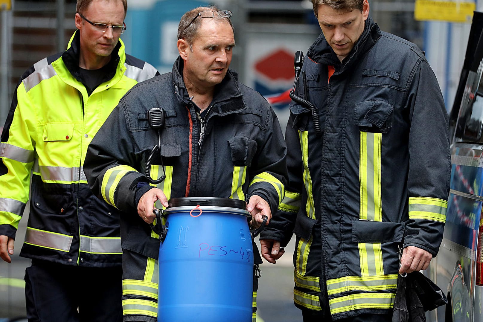 Feuerwehrmänner tragen nach dem Rizin-Fund eine Tonne aus der Kölner Wohnung: Beamte haben den ersten Terroranschlag mit Gift in Deutschland verhindert.