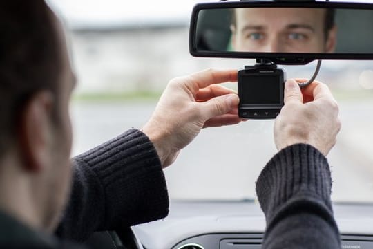 Für ordentliche Dashcams, die auch die rechtlichen Anforderungen erfüllen, muss man Experten zufolge derzeit um die 100 Euro ausgeben.