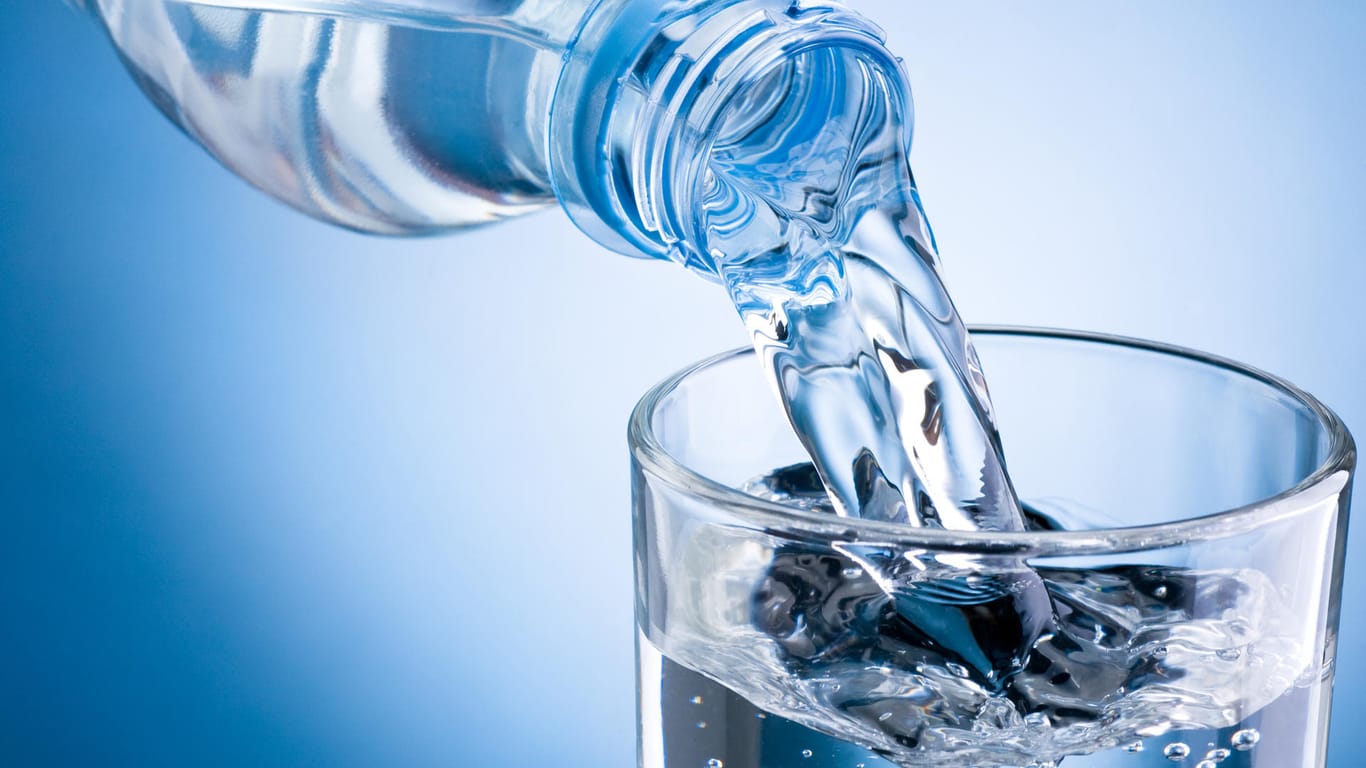 Wasser aus einer Plastikflasche: In einer Studie wurden in einigen Mineralwässern viele Mikroplastikpartikel gefunden.