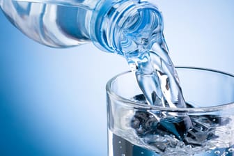 Wasser aus einer Plastikflasche: In einer Studie wurden in einigen Mineralwässern viele Mikroplastikpartikel gefunden.