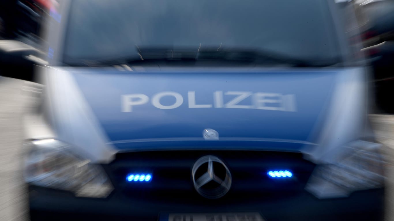 Ein Polizeiwagen mit eingeschaltetem Blauchlicht (Symbolbild): In Duisburg ist es zu einem Schusswechsel gekommen.