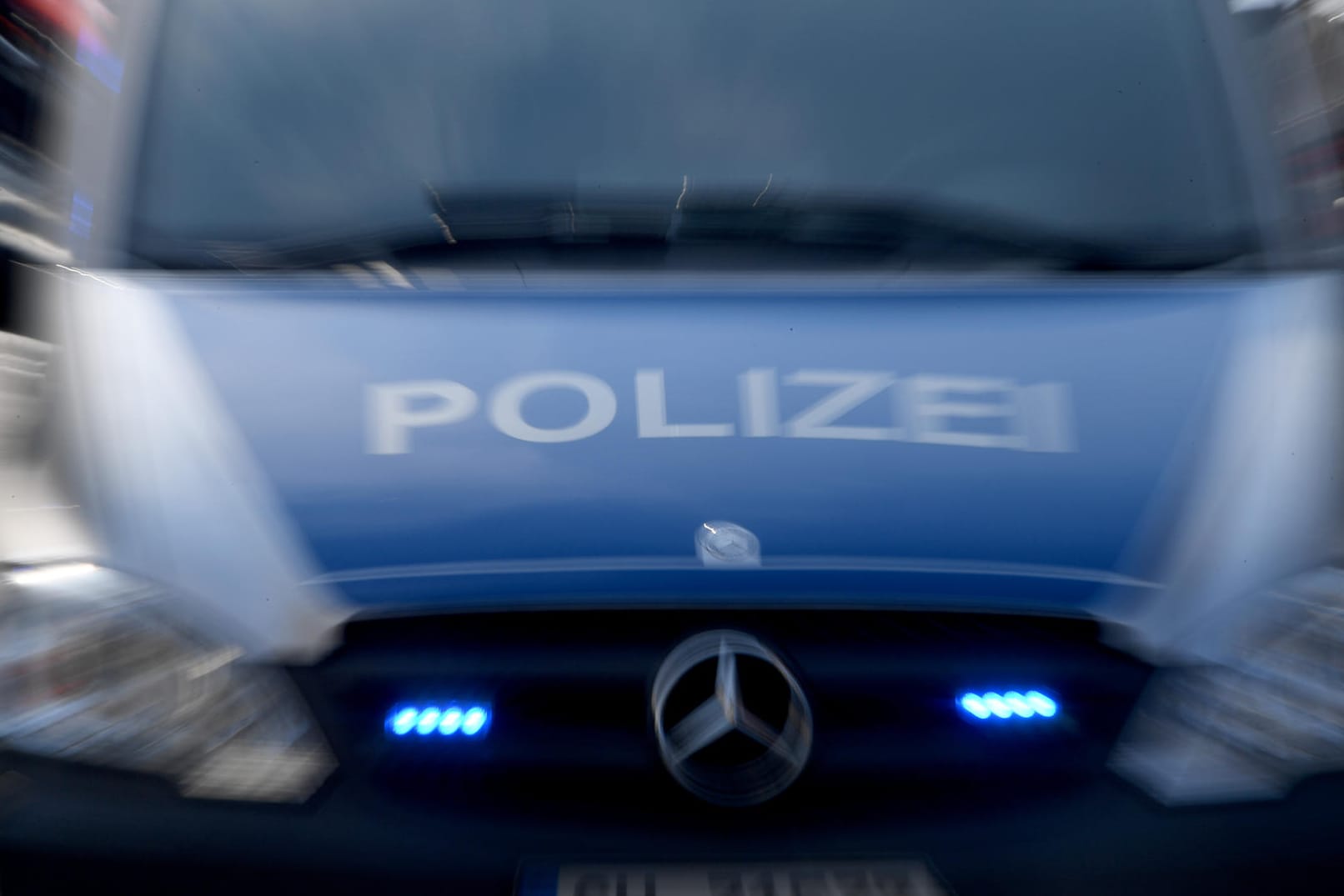 Ein Polizeiwagen mit eingeschaltetem Blauchlicht (Symbolbild): In Duisburg ist es zu einem Schusswechsel gekommen.