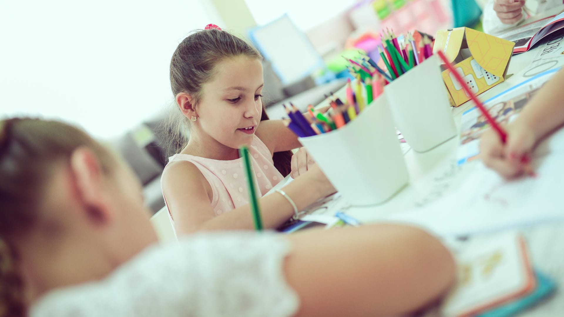 Kinder malen mit Buntstiften: In manchen Stiften hat die Stiftung Warentest Schadstoffe gefunden.