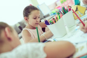 Kinder malen mit Buntstiften: In manchen Stiften hat die Stiftung Warentest Schadstoffe gefunden.