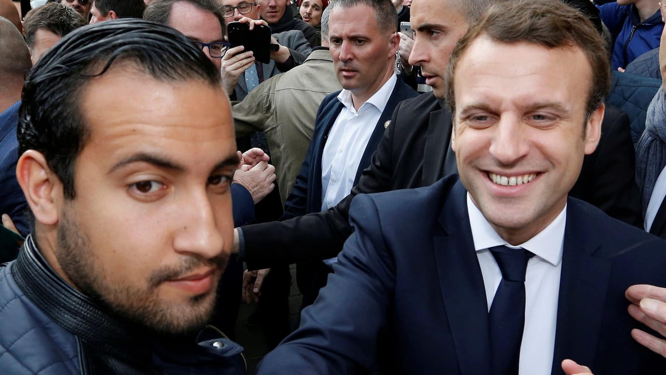 Emmanuel Macron (r.) und sein Leibwächter Alexandre Benalla (l.): Nach Veröffentlichung des Videos vom 1. Mai durch die Zeitung "Le Monde" wurde am vergangenen Freitag die Entlassung Benallas bekannt gegeben.