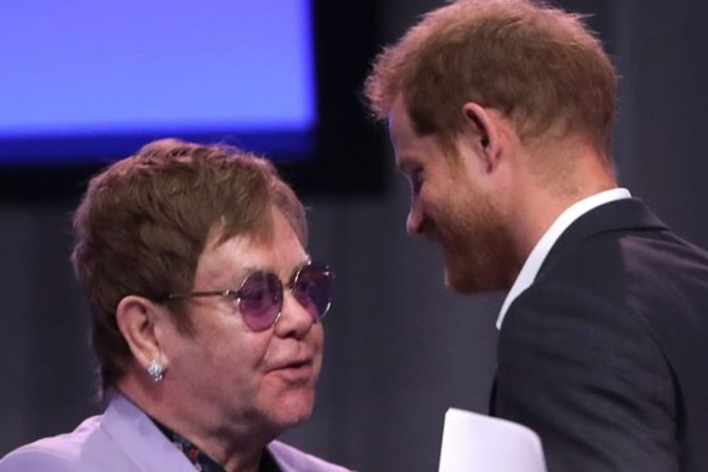 Der britische Prinz Harry (r) und der britische Popsänger Sir Elton John auf der Welt-Aids-Konferenz.