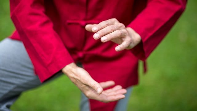 Langsame Bewegungen, Dehnungen und Atemübungen - Tai Chi lehrt Achtsamkeit.