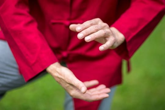 Langsame Bewegungen, Dehnungen und Atemübungen - Tai Chi lehrt Achtsamkeit.