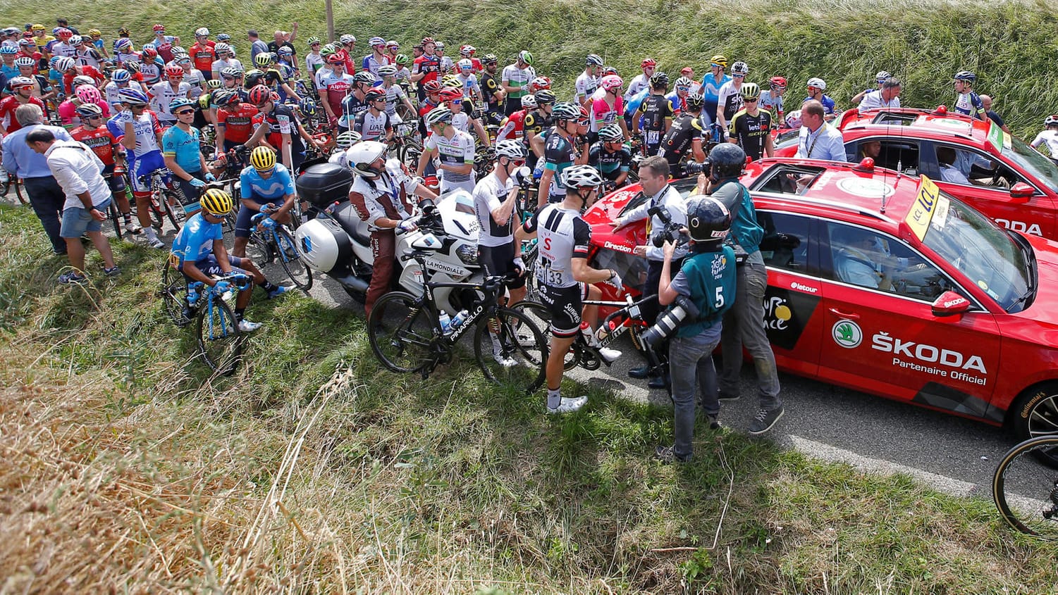 Die Tour de France steht still – das Rennen ist neutralisiert.