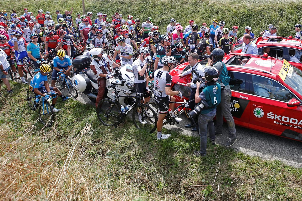 Die Tour de France steht still – das Rennen ist neutralisiert.