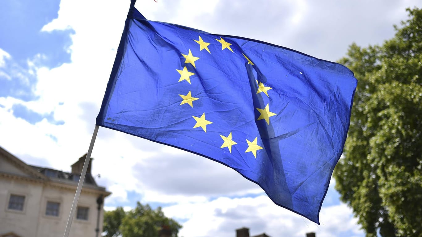Eine wehende EU-Flagge: Die EU-Kommission hat Millionenstrafen gegen namhafte Konzerne wegen Preisverzerrungen im Online-Handel verhängt.