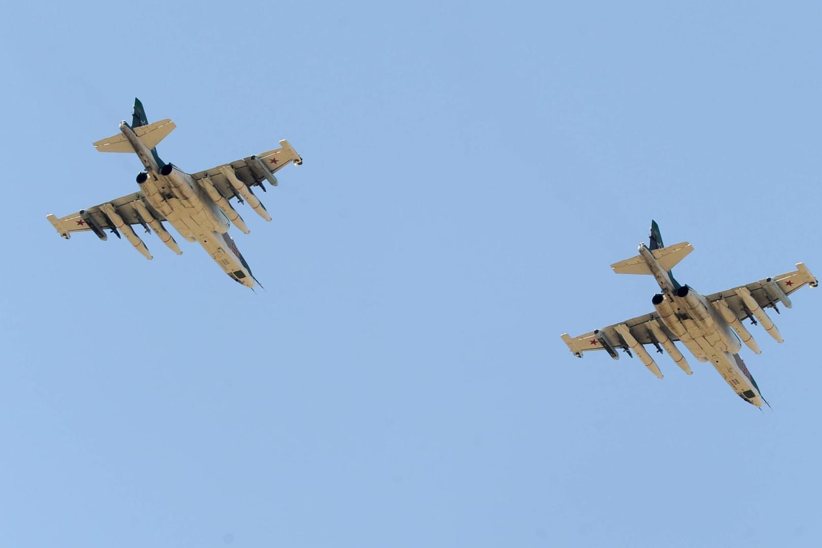 Flugzeuge des Typs Suchoi Su 25 (Symbolbild): Israels Armee hat nach eigenen Angaben einen syrischen Kampfjet des Typs Suchoi in israelischem Luftraum abgeschossen.