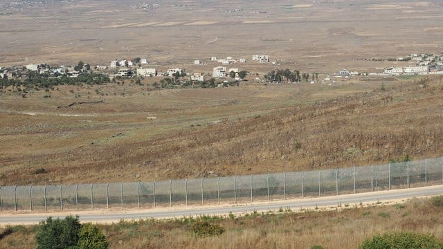 Israels Armee hat nach eigenen Angaben zwei Abwehrraketen auf ein syrisches Kampfflugzeug abgefeuert.