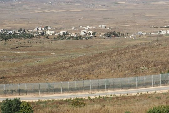Israels Armee hat nach eigenen Angaben zwei Abwehrraketen auf ein syrisches Kampfflugzeug abgefeuert.