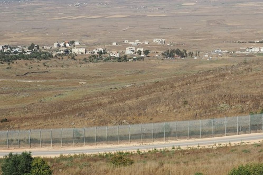Israels Armee hat nach eigenen Angaben zwei Abwehrraketen auf ein syrisches Kampfflugzeug abgefeuert.